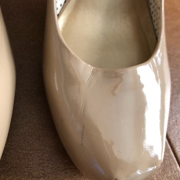 Neutral Closed-toe Heels - Picture 4 of 4